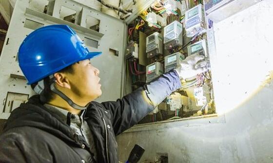 男子私調(diào)電表 只用9分鐘節(jié)省80%的電 電工:頭回見(jiàn)