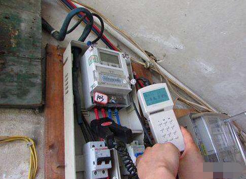 男子私調(diào)電表 只用9分鐘節(jié)省80%的電 電工:頭回見(jiàn)